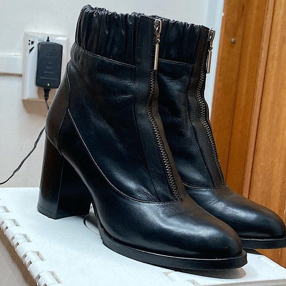 zip front leather ankle boots - Picture 2 of 10
